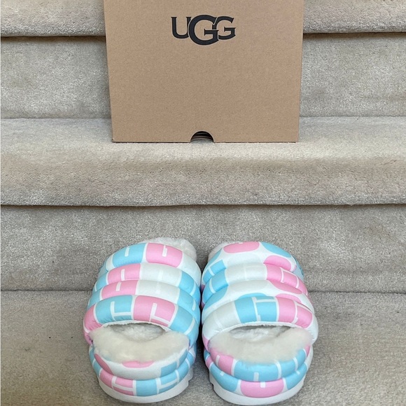 UGG slippers size 6 BNWOT - Picture 2 of 3